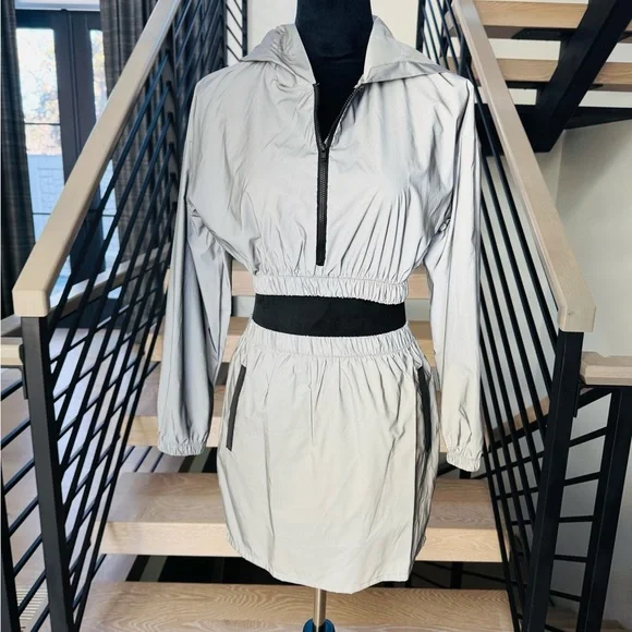 Stylish Silver Reflective Women's Skirt Set - Picture 3 of 6